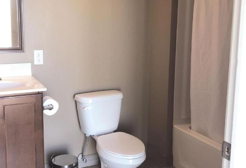 스탠다드 룸 킹사이즈 침대, Brinton Suites