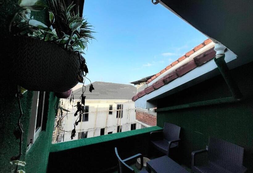 استودیوی سوپریور, The Addison Hotels And Apartments