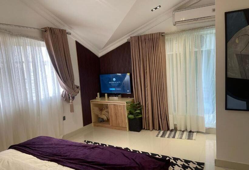 استودیوی سوپریور, The Addison Hotels And Apartments