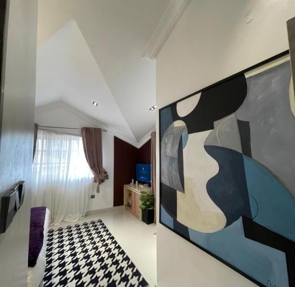 استودیوی سوپریور, The Addison Hotels And Apartments