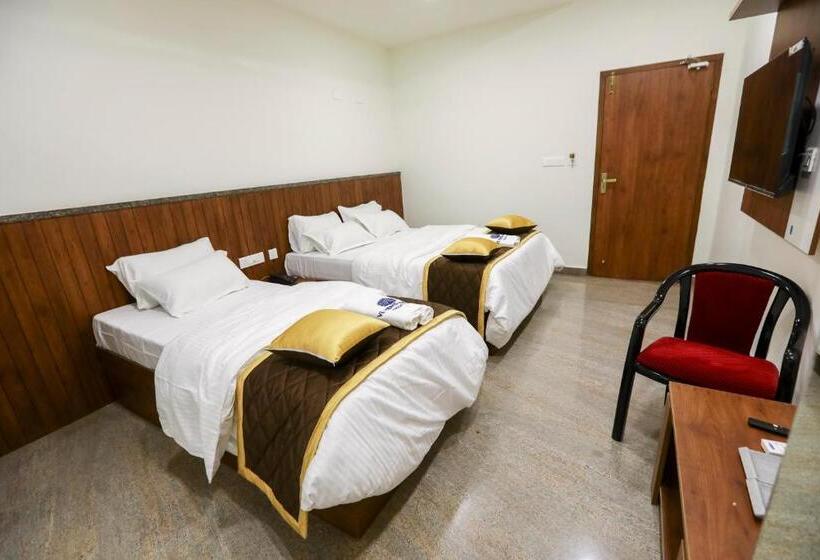 اتاق لوکس سه تخته, Naga Luxury Suites  Triple Bed Room   Driver Free Stay