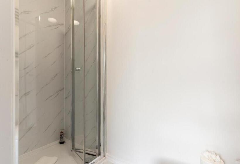 Номер Стандарт Индивидуальный, Suite #3   Central Location   Private Ensuite, Smart Tv, Fast Wifi And Free Parking   By Yoko Proper