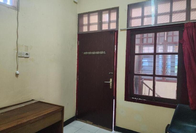 带大床的标准间, Oyo 93869 Regina Homestay Syariah