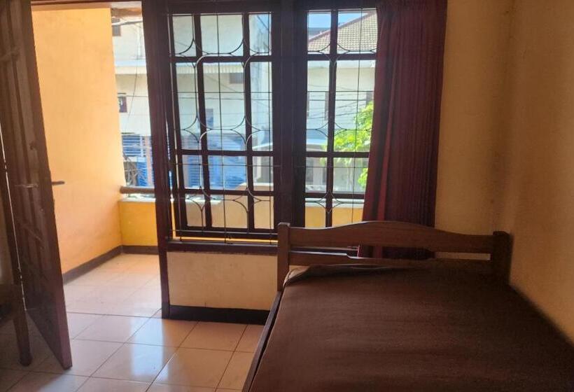 带大床的标准间, Oyo 93869 Regina Homestay Syariah