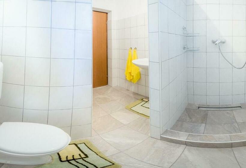 اتاق استاندارد یک تخته با سرویس بهداشتی مشترک, 1a Adventure Hostel