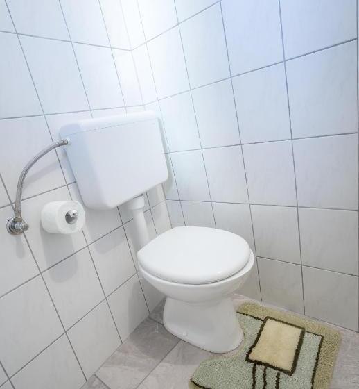 اتاق استاندارد سه تخته با سرویس بهداشتی مشترک, 1a Adventure Hostel