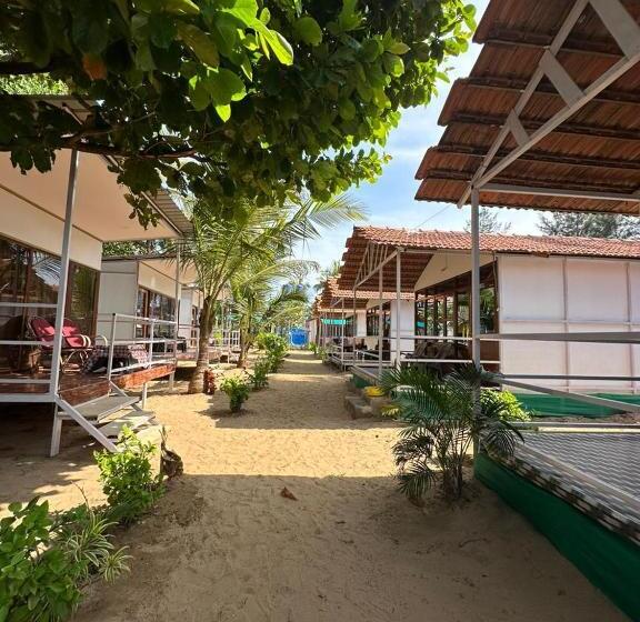디럭스 룸, Mountain Palm Patnem Beach