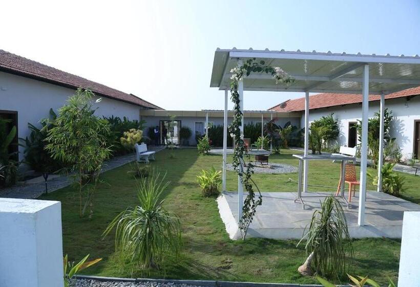 带大床的标准间, Nandi Farm Resort &