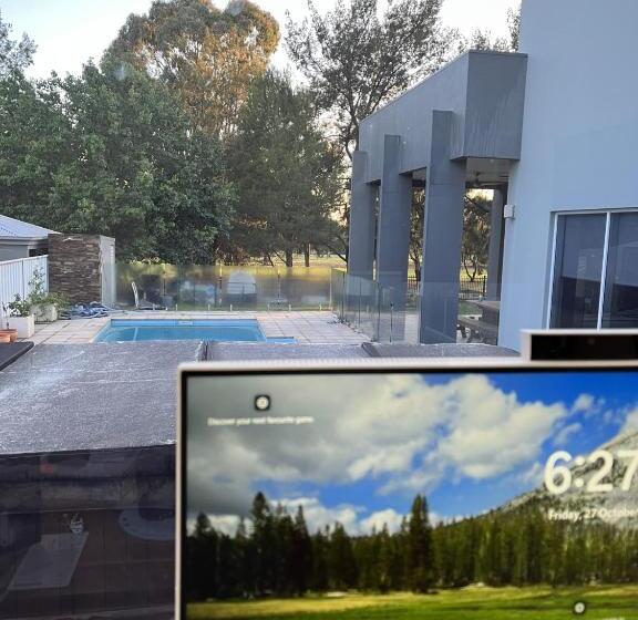 اتاق سوپریور با چشم‌انداز استخر, Cozy Private Room With Secured Yard Pet Friendly