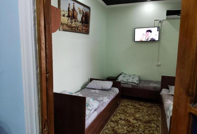 اتاق استاندارد سه تخته با سرویس بهداشتی مشترک, Goziyon Bukhara Hostel