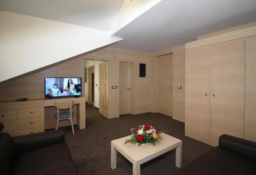 جناح جونيور مزوَّد بشرفة, International Prishtina & Spa