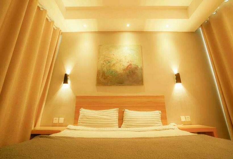 غرفة كلاسيكية, Monster B&b