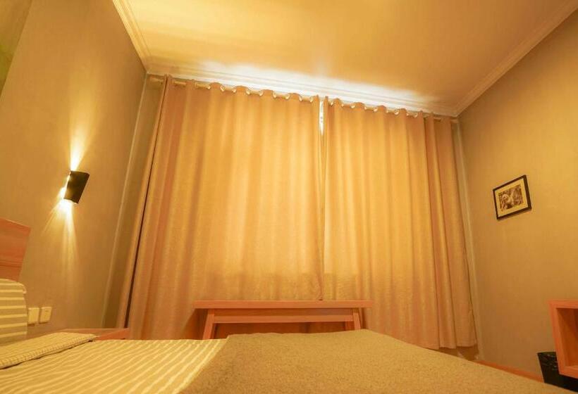 غرفة كلاسيكية, Monster B&b