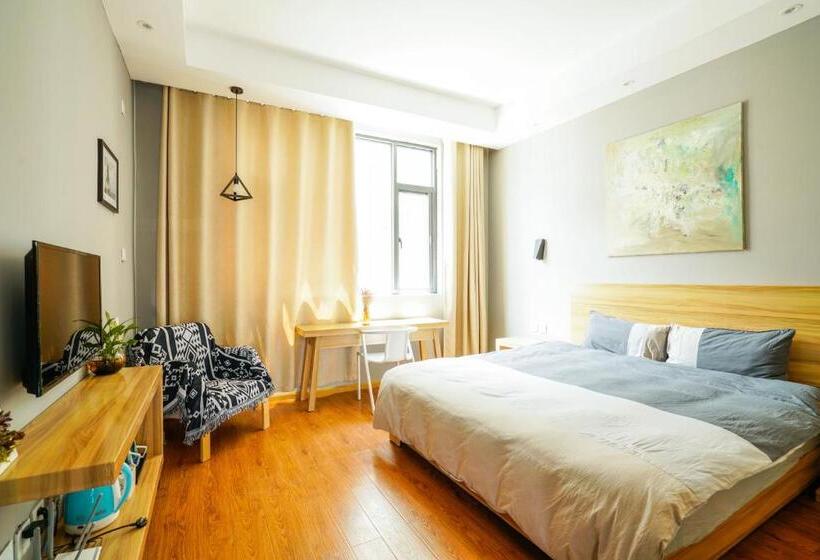 غرفة كلاسيكية, Monster B&b