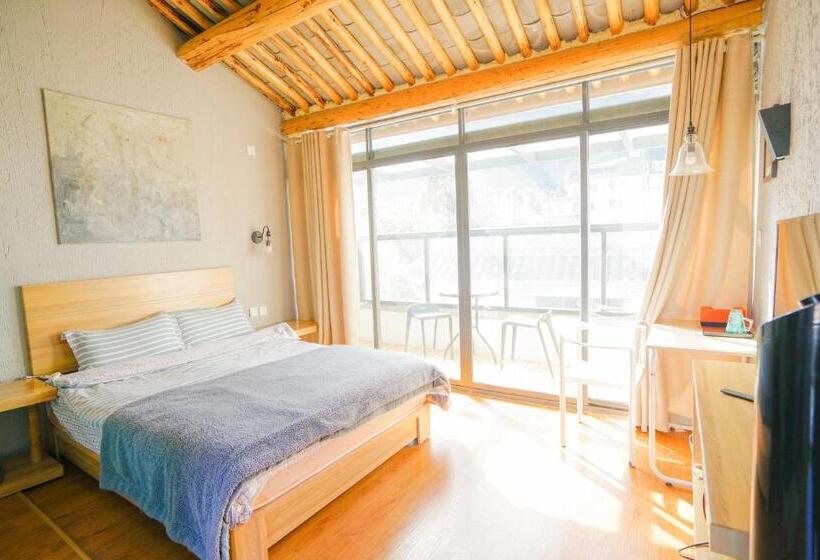غرفة قياسية مطلة على الجبل, Monster B&b