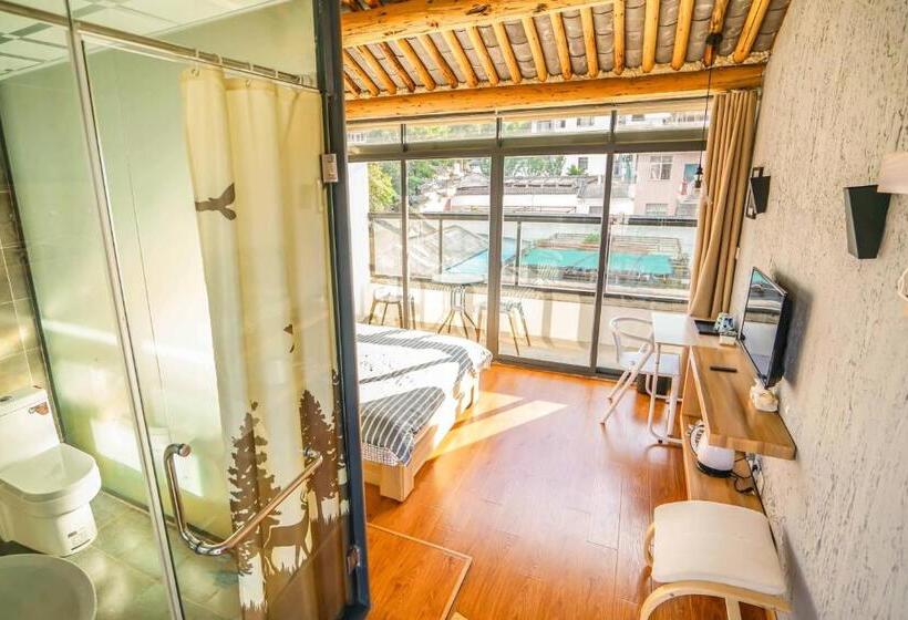 غرفة قياسية مطلة على الجبل, Monster B&b