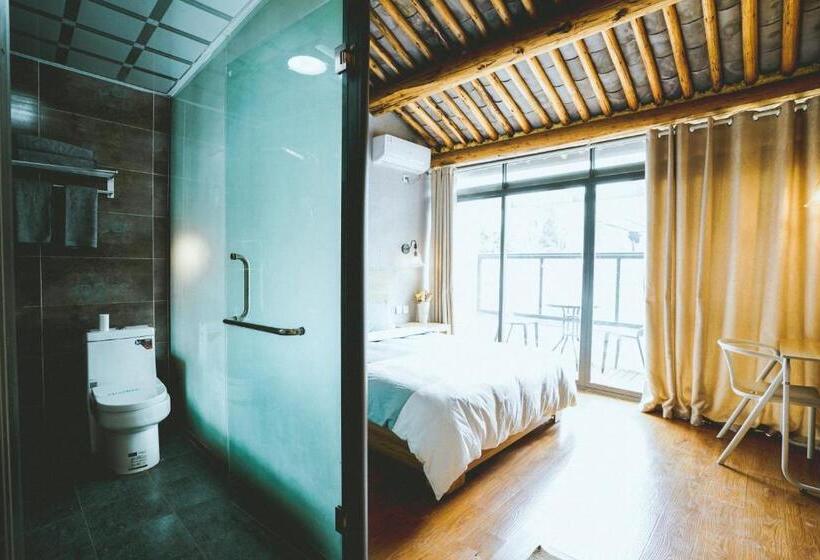 غرفة قياسية مطلة على الجبل, Monster B&b