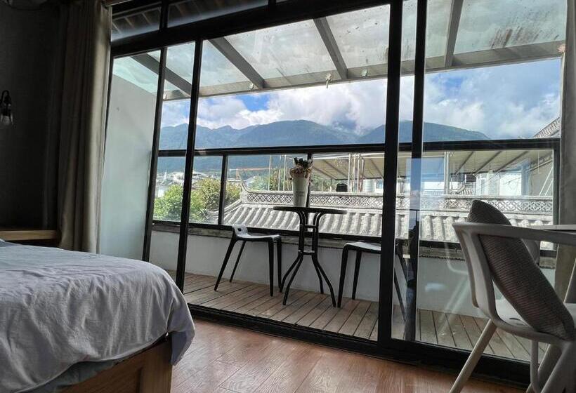 غرفة قياسية مطلة على الجبل, Monster B&b