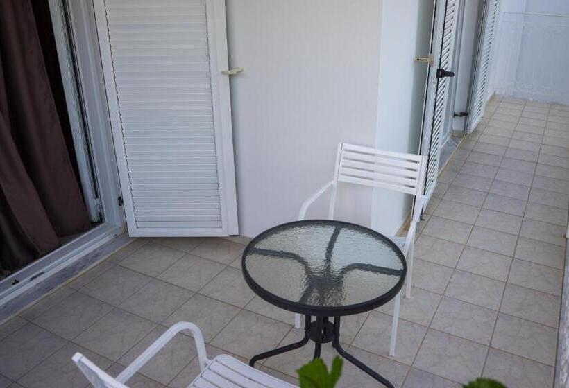 חדר סטנדרט לשלושה עם מרפסת, Act Art Skiathos