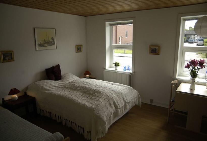 标准三人间共用浴室, Nr. Nebel Overnatning Hostel