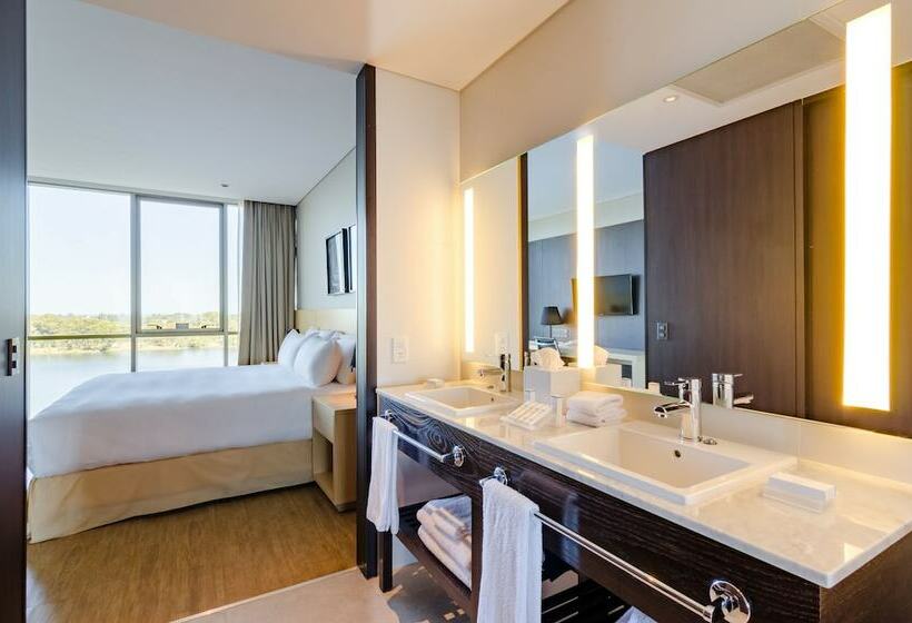 Люкс, Hampton By Hilton Montevideo Carrasco