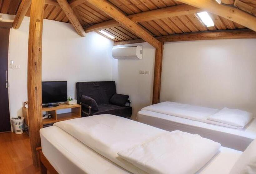 اتاق خانوادگی, Chinbe D.s House B&b