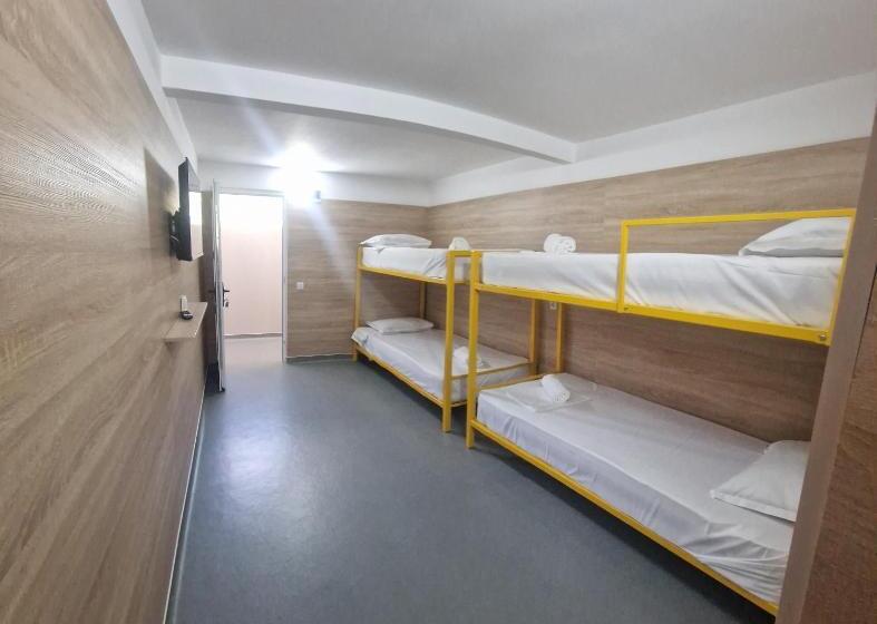 חדר סטנדרט לארבעה, Industrial Hostel