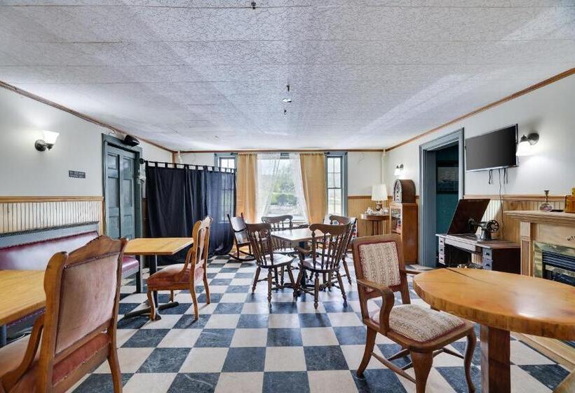 标准四人间共用浴室, The Narrowsburg Inn