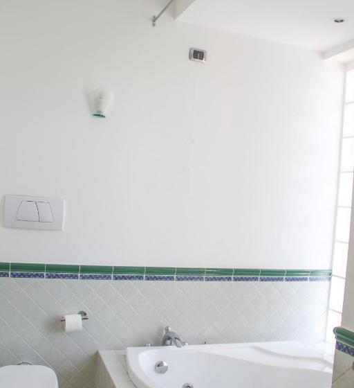 高级三人间, Boteroom Relais