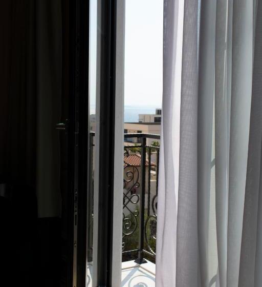 バルコニー付きデラックスルーム, The Collector Hotel Boutique
