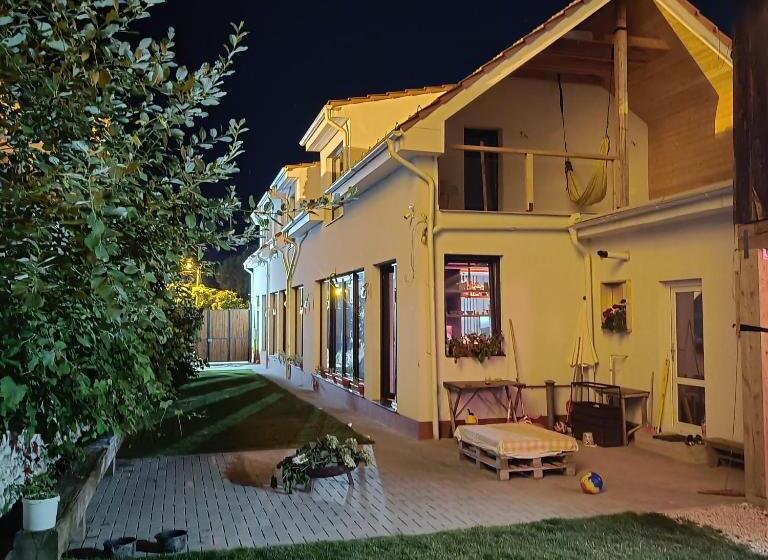 اتاق استاندارد, Imperfect Guests House
