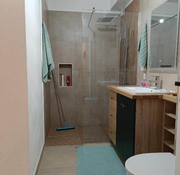 اتاق استاندارد, Imperfect Guests House