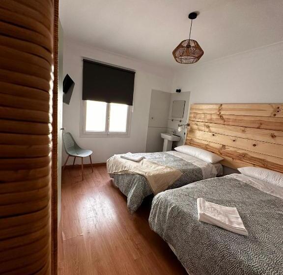 חדר סטנדרט לשלושה עם חדר אמבטיה משוף, Hostal Atuaire Home