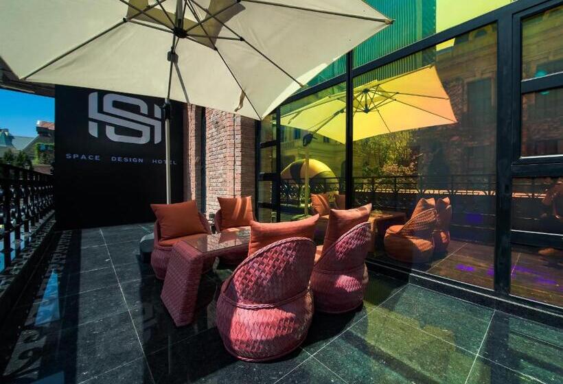 جناح مزود بجاكوزى, Space Design