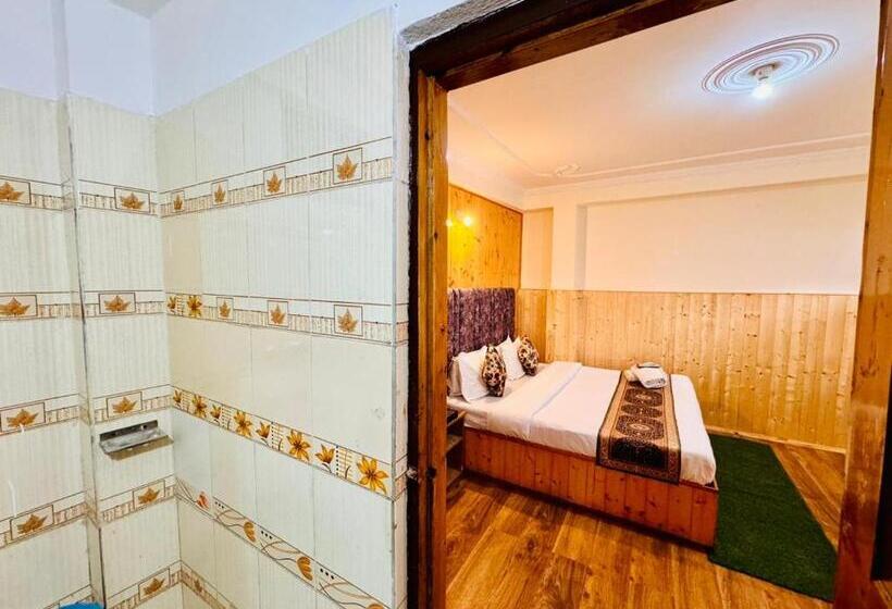디럭스 룸 킹사이즈 침대, Suraj Retreat Inn