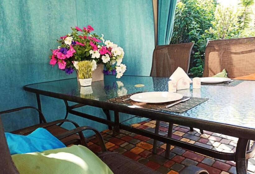 اتاق استاندارد چهارنفره با بالکن, Guest House Barkhat