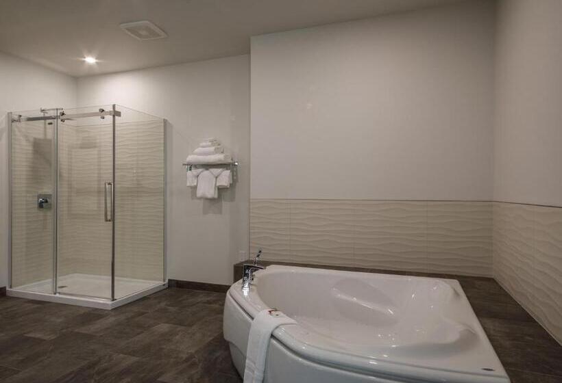 キングサイズベッドのスイートルーム, Ramada By Wyndham Revelstoke