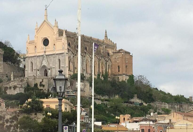 اتاق استاندارد, Almayer Noemi