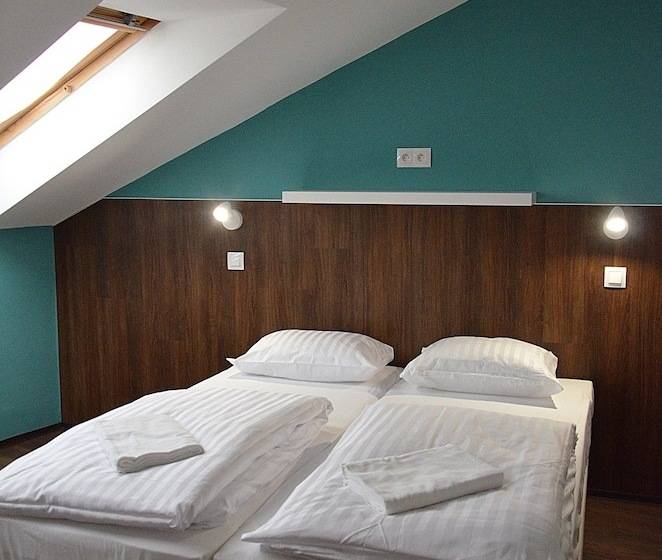 اتاق استاندارد با سرویس بهداشتی مشترک, Safestay Bratislava Presidential Palace