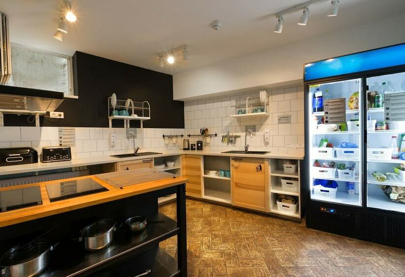 اتاق استاندارد با سرویس بهداشتی مشترک, Safestay Bratislava Presidential Palace