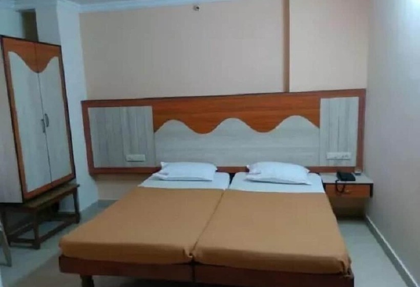 חדר דלוקס, Iroomz Amrutha Residency