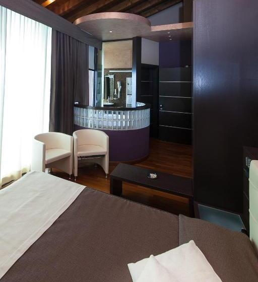 Suite with lake view, Aurora