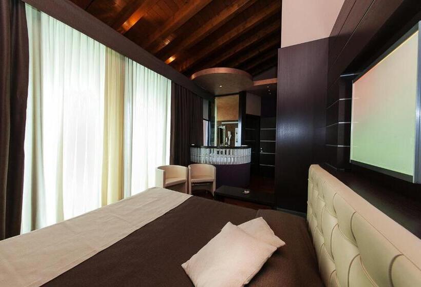 Suite with lake view, Aurora