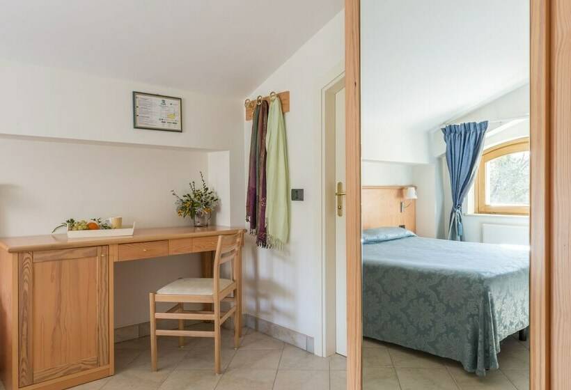 اتاق استاندارد سه نفره, Albergo Il Giardino Del Rio