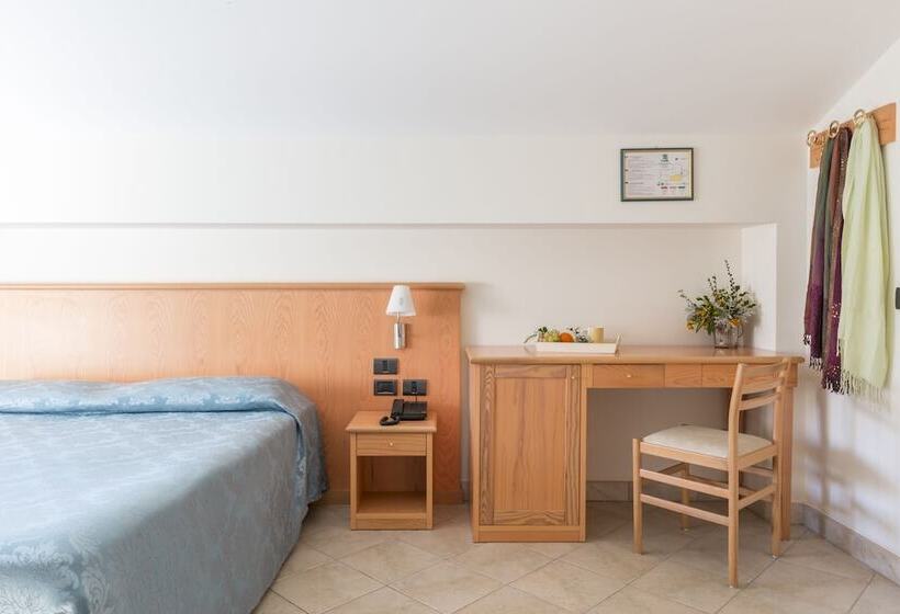 اتاق استاندارد چهار تخته, Albergo Il Giardino Del Rio