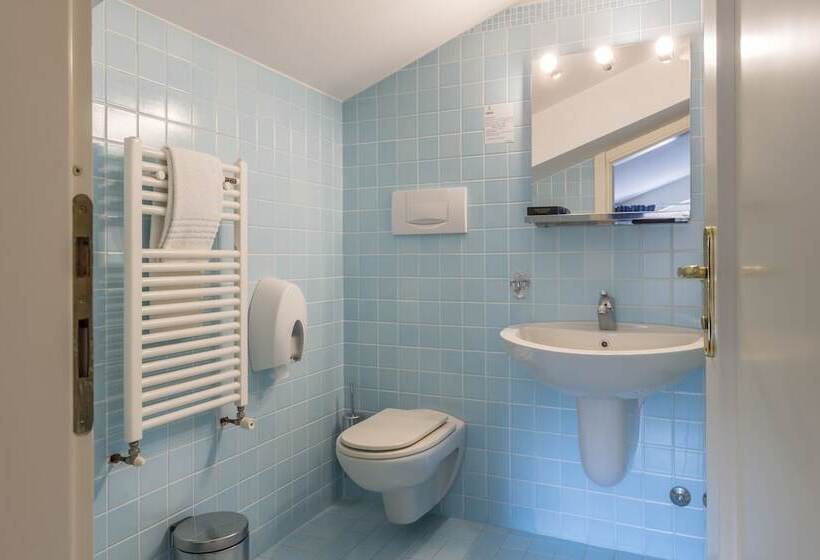 اتاق استاندارد چهار تخته, Albergo Il Giardino Del Rio