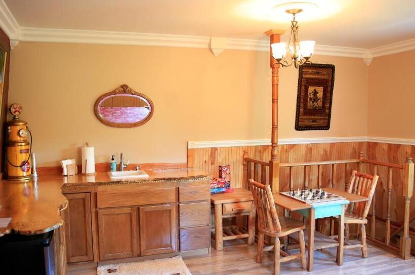 带大床的套房, Forfriends Inn Wine Country Bed And Breakfast