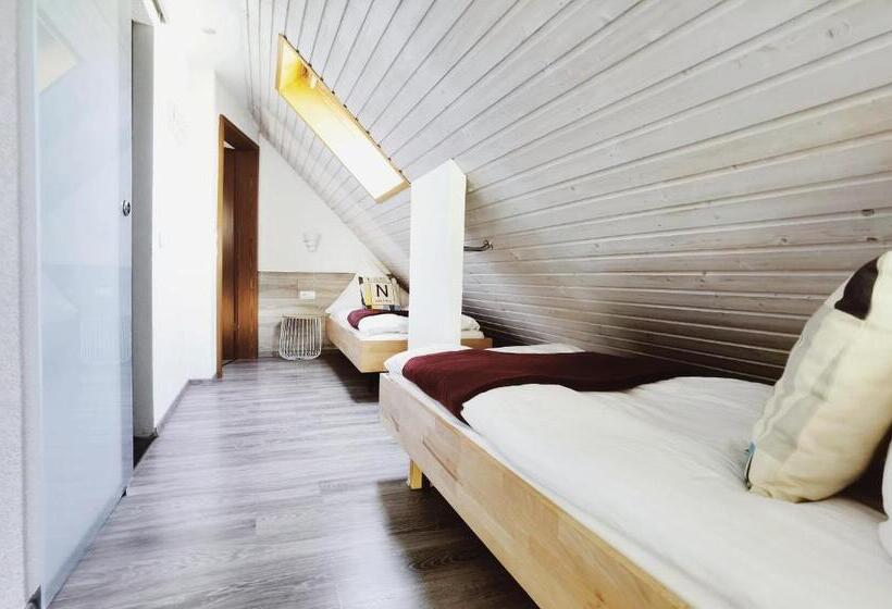 Семейный Номер, Das Waldhaus