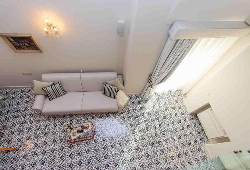 Family Suite, Diecisedici
