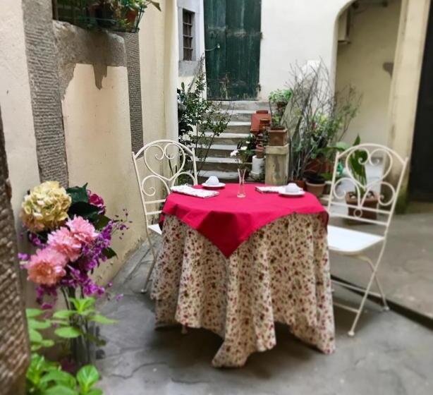 اتاق استاندارد, La Corte Di Ambra